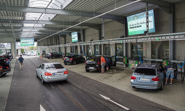 Dürener Autowaschcenter Werbefläche auf großen Bildschirmen im Außenbereich