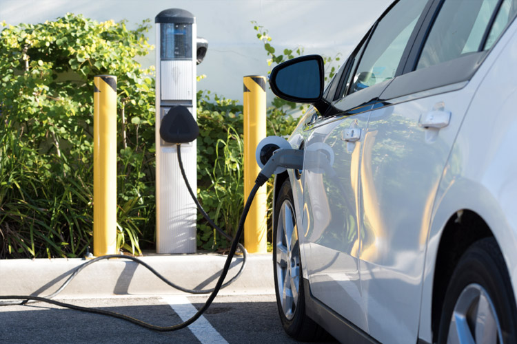 Auto steht an einer e-Ladesäule