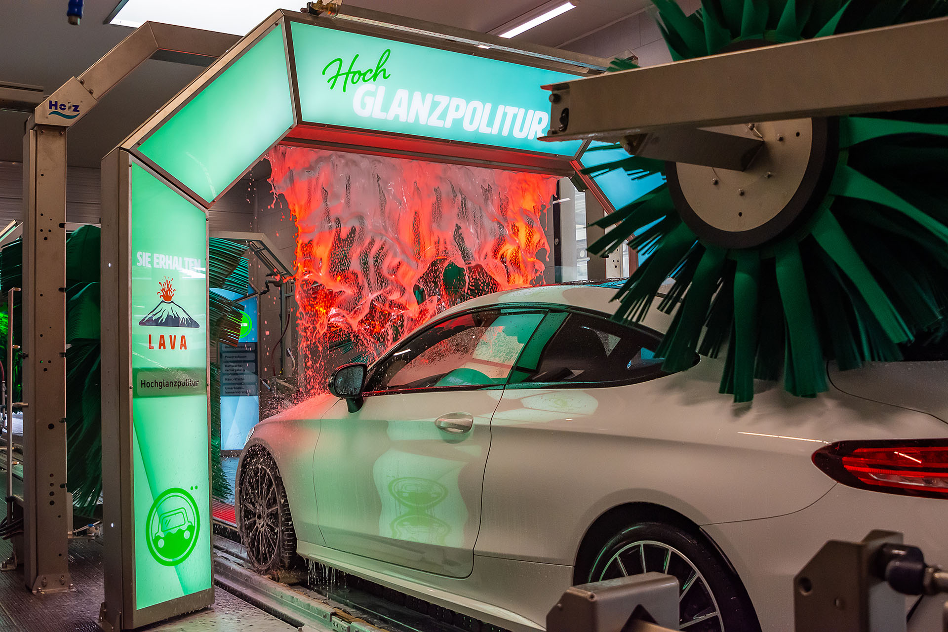 Auto fährt in Waschanlage mit dem ausgewählten Modus Lava