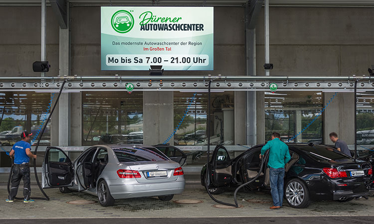 Outdoor-Saugerplätze im Dürener Autowaschcenter mit Monitor Informationen zu den Öffnungszeiten