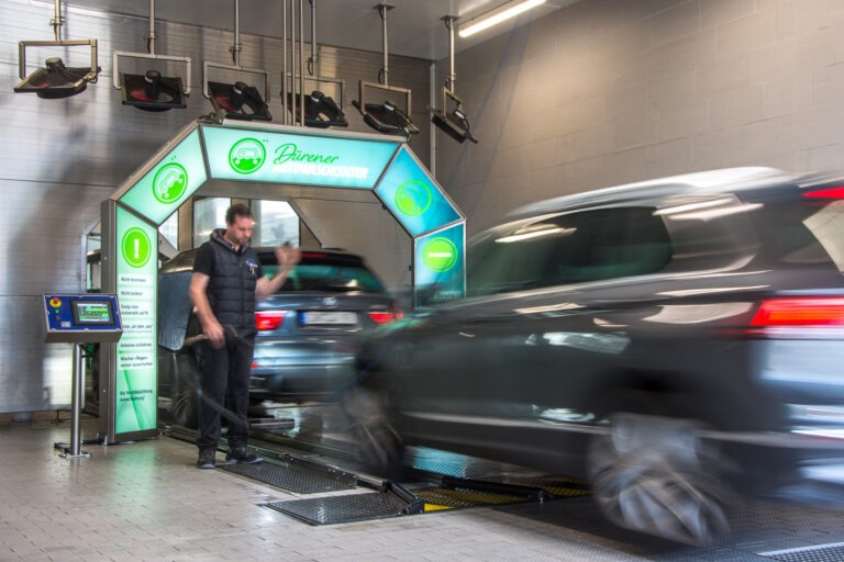 Autos fahren in die Waschstraße des Dürener Autowaschcenters ein