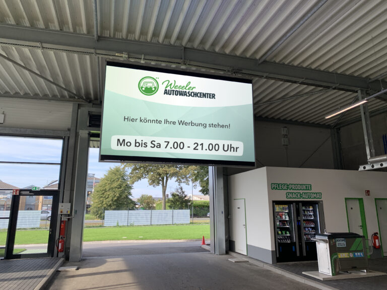 Bildschirm im Weseler Autowaschcenter mit der Grafik "Hier könnte Ihre Werbung stehen!"